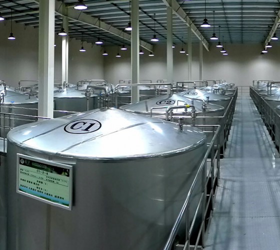 公司擁有都橄欖行業(yè)中亞洲最大的萬(wàn)噸標(biāo)準(zhǔn)化恒溫避光隔氧儲(chǔ)油庫(kù)，具備最佳的15℃-22℃低恒溫儲(chǔ)存環(huán)境。全部?jī)?chǔ)油罐采用食品級(jí)專(zhuān)用不銹鋼制作，采用..